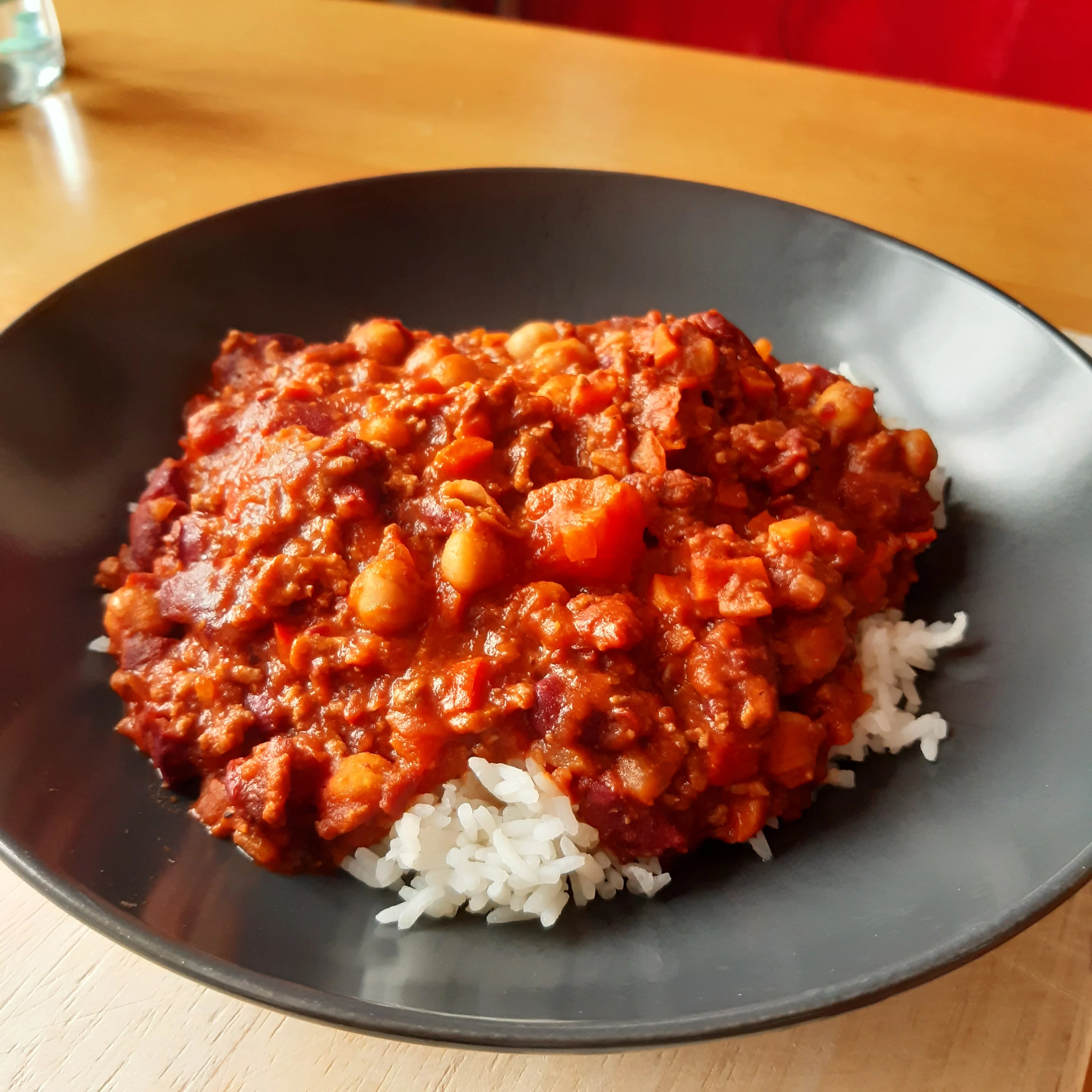 Teller mit Chili Con Carne und Reis